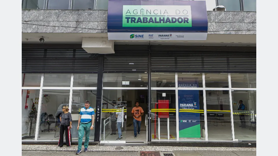 Fachada da Agência do Trabalhador de Curitiba, onde candidatos podem consultar vagas de emprego.