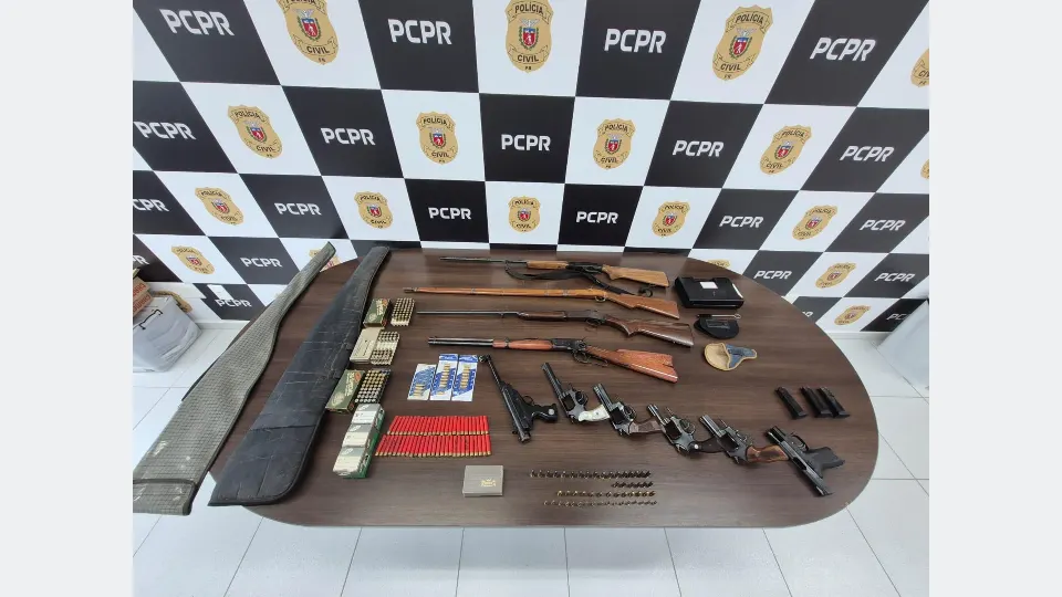 Espingarda apreendida pela Polícia Civil em investigação sobre posse irregular de arma de fogo na Grande Curitiba.