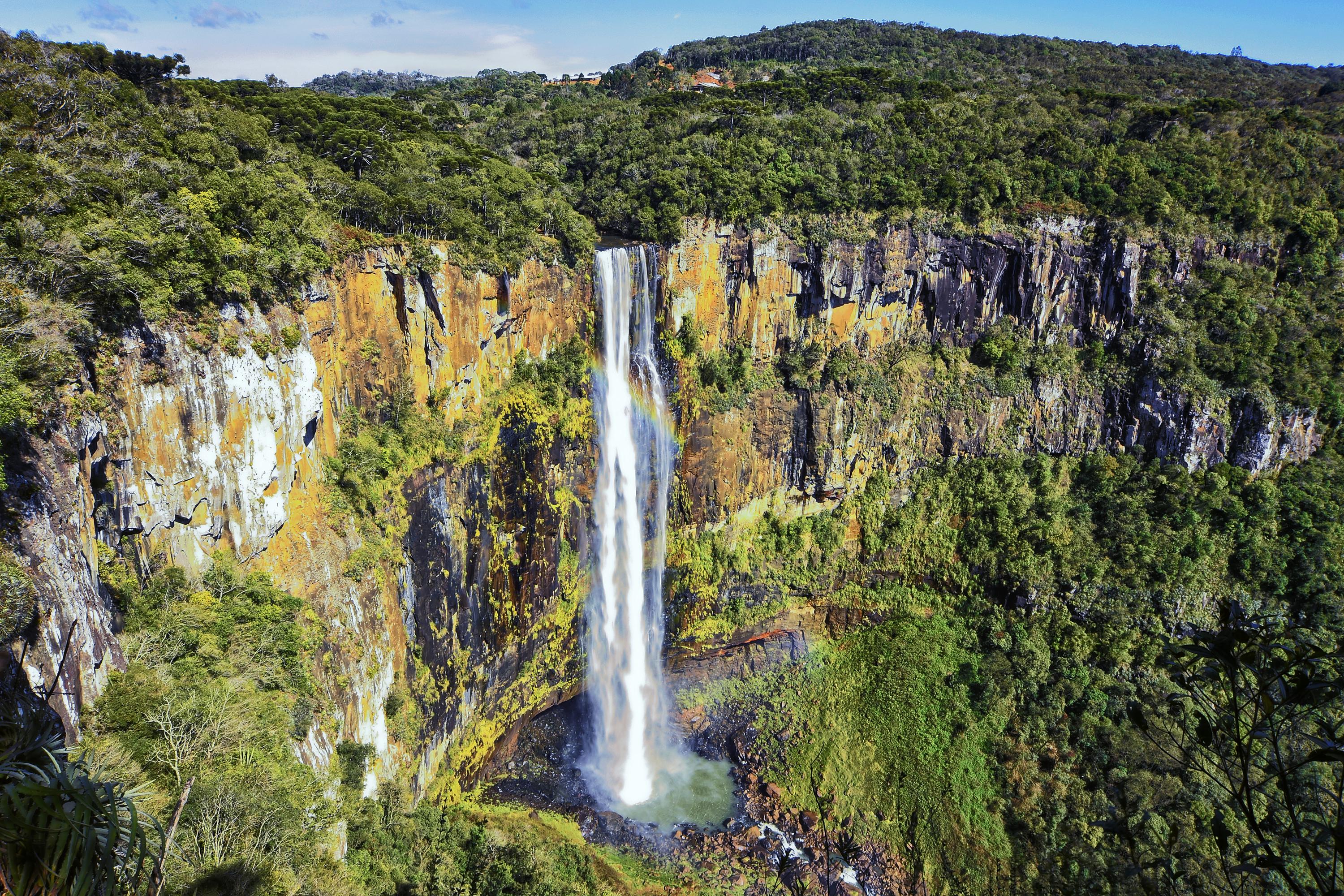 Paisagem do Parque Estadual Salto São Francisco da Esperança, no Paraná, que teve a visitação suspensa preventivamente devido à previsão de chuvas fortes.