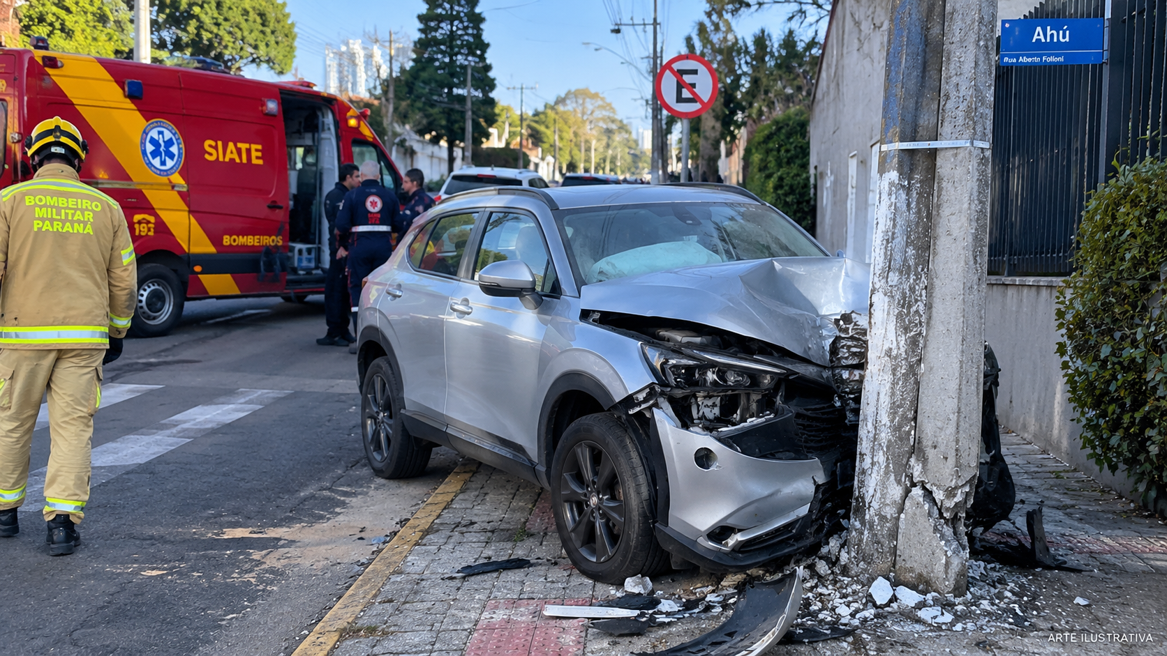 Motorista de 61 anos fica ferido após carro bater contra poste no Ahú, em Curitiba