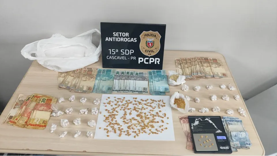 Fotografia institucional da Polícia Civil do Paraná relacionada à prisão de um casal suspeito de tráfico de drogas em Cascavel.