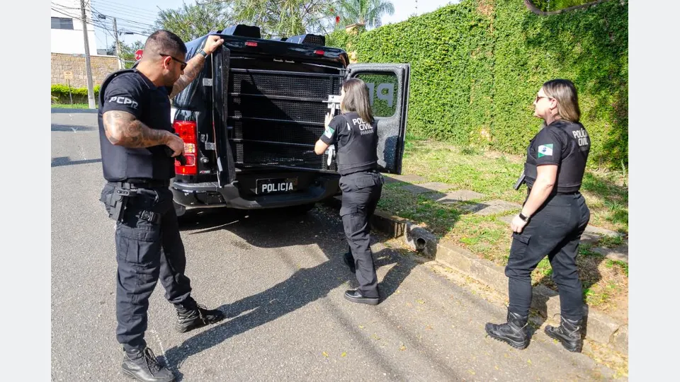Agente da Polícia Civil do Paraná ao lado de viatura oficial em fotografia institucional divulgada com ocorrência de tráfico de drogas em Ibiporã.