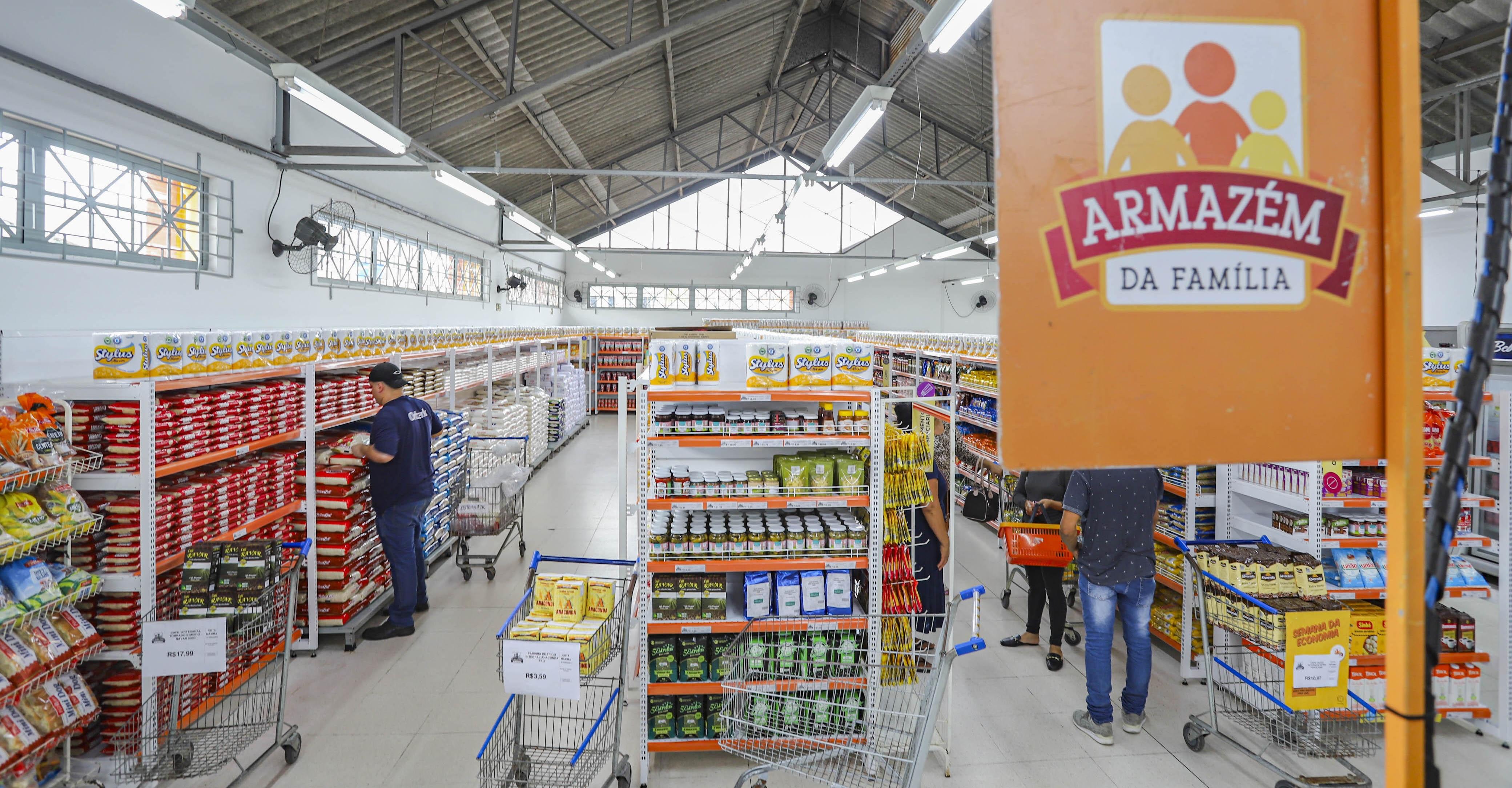 Armazém da Família em Curitiba, programa municipal que oferece alimentos a preços reduzidos para famílias cadastradas e idosos.