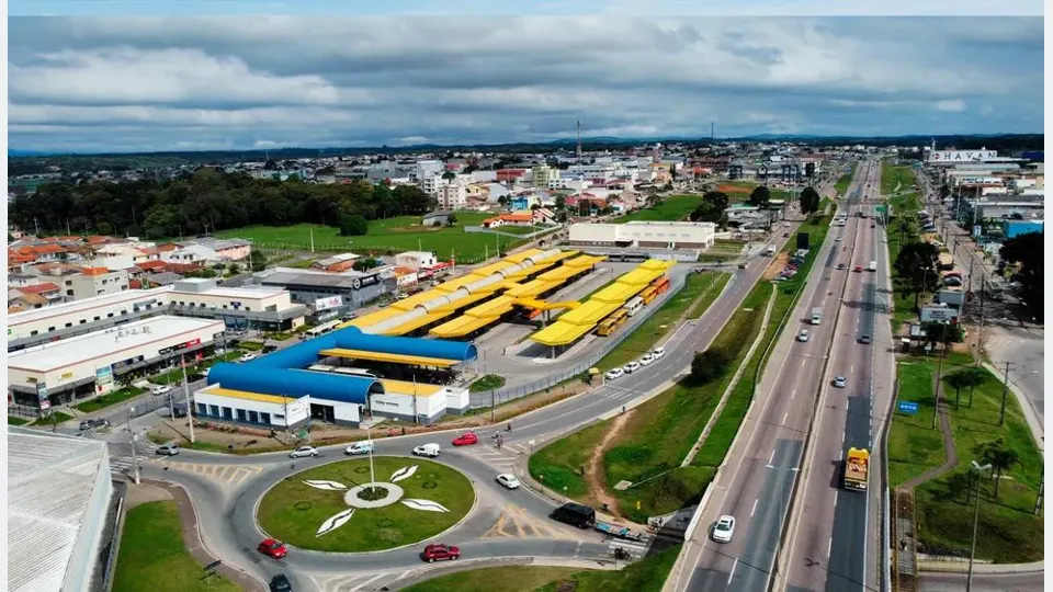 Vista aérea do Terminal Metropolitano de Fazenda Rio Grande e da Avenida das Américas, na Região Metropolitana de Curitiba.