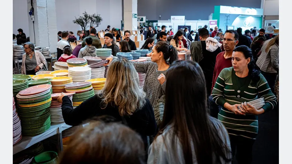 Visitantes circulam entre estandes da Feira da Louça de Campo Largo