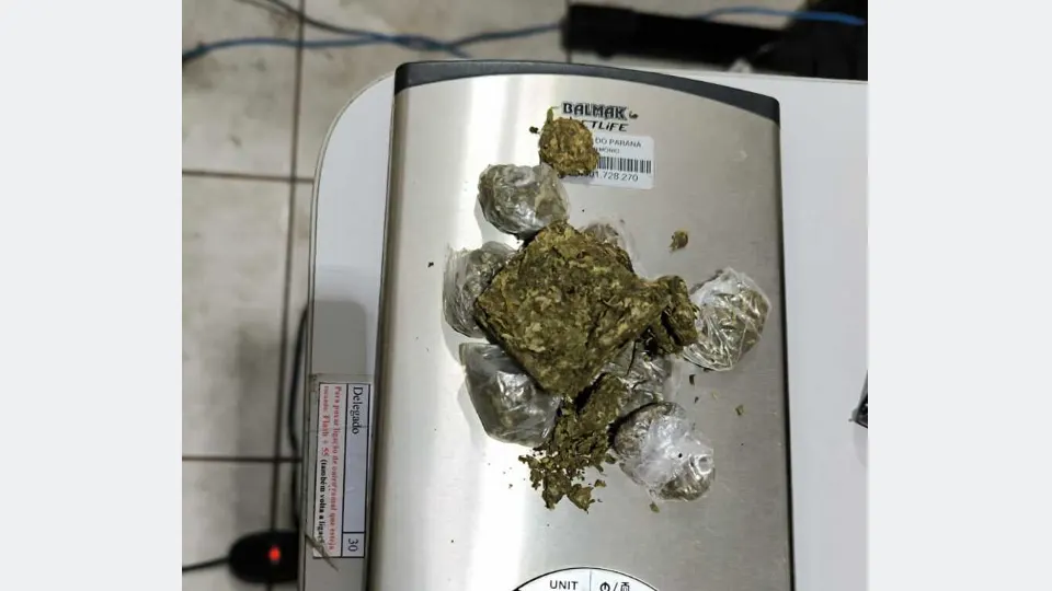 Porções de maconha sobre balança, fotografadas durante operação policial em Ibiporã.