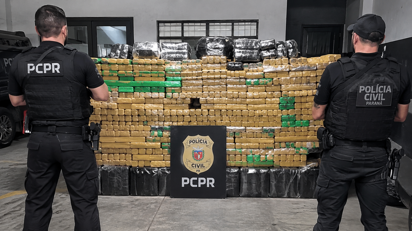 Caminhão com mais de uma tonelada de maconha é apreendido na Grande Curitiba; sete são presos
