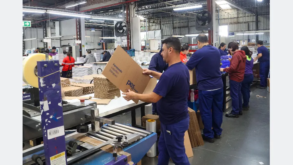 Profissionais trabalhando em fábrica no Paraná.