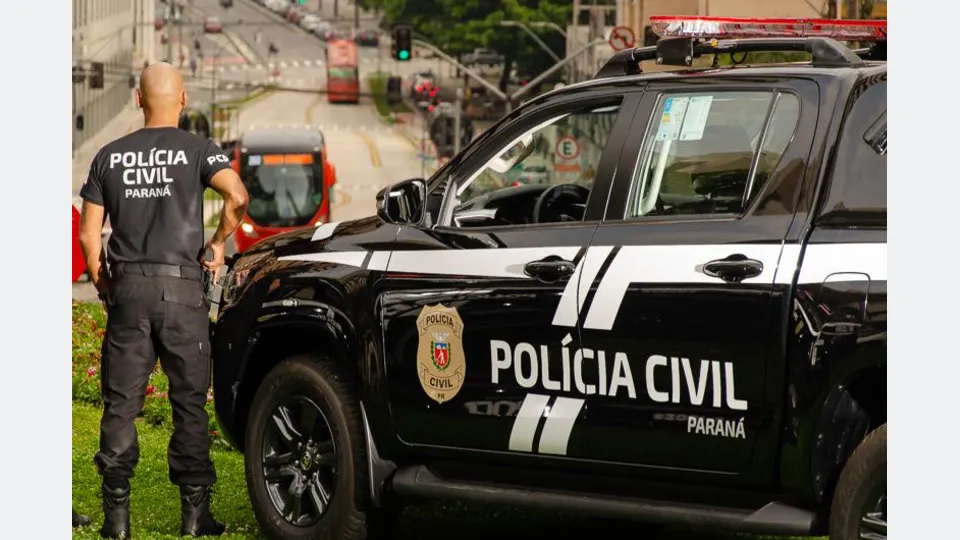 Policial e viatura da Polícia Civil do Paraná em imagem de arquivo em Curitiba
