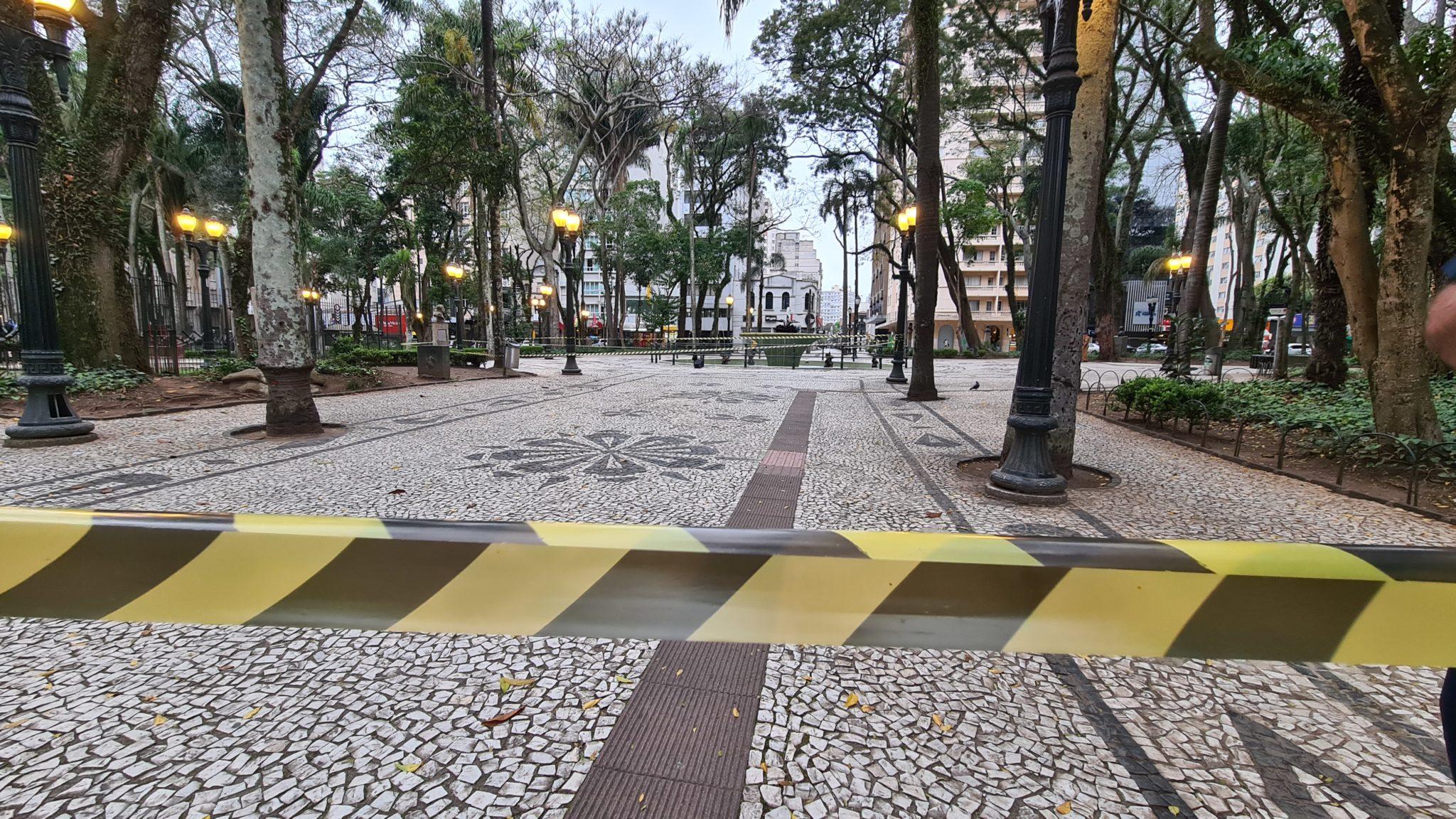 Troncos e galhos de árvores transportados em caminhão durante serviços de manutenção da arborização da Praça Osório, em Curitiba.