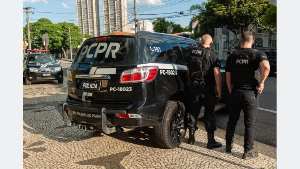 Policiais civis e viatura da PCPR em Curitiba.