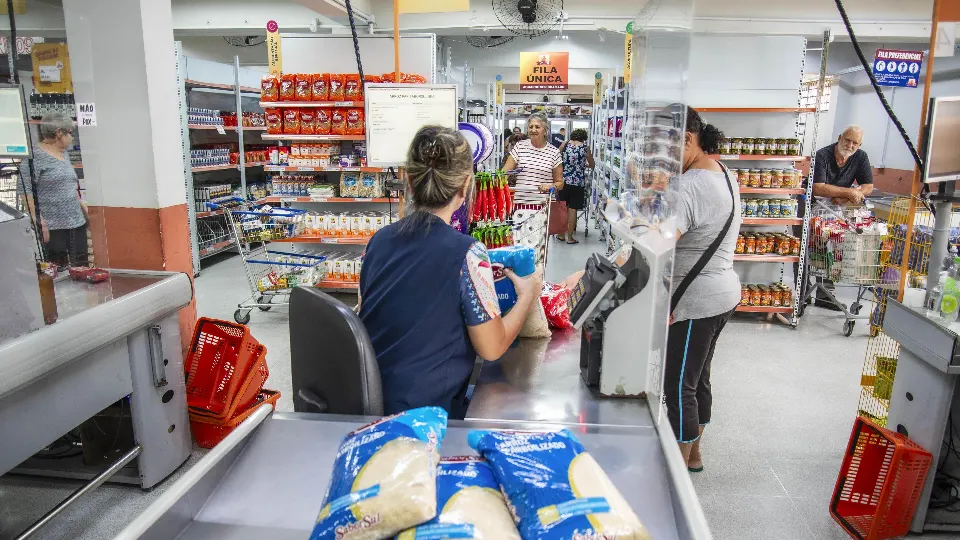 Consumidores no caixa de uma unidade dos Armazéns da Família de Curitiba.
