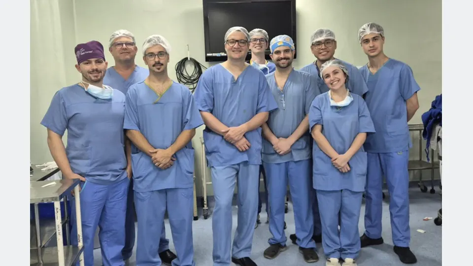 Equipe médica e profissionais do Hospital de Clínicas da UFPR em centro cirúrgico após procedimento de estimulação cerebral profunda em Curitiba.