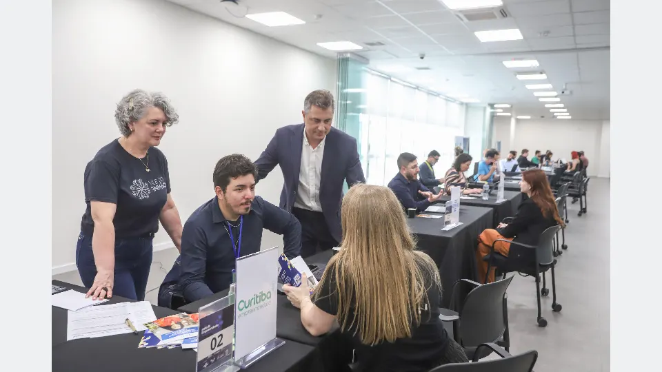 Feira de Crédito e Renegociação realizada na Associação Comercial do Paraná, em Curitiba, com atendimento a empreendedores.