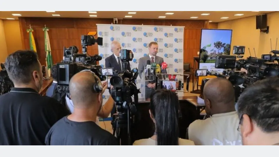 Representantes da Justiça Eleitoral e do Simepar durante apresentação sobre monitoramento de temporais para a votação no Paraná.