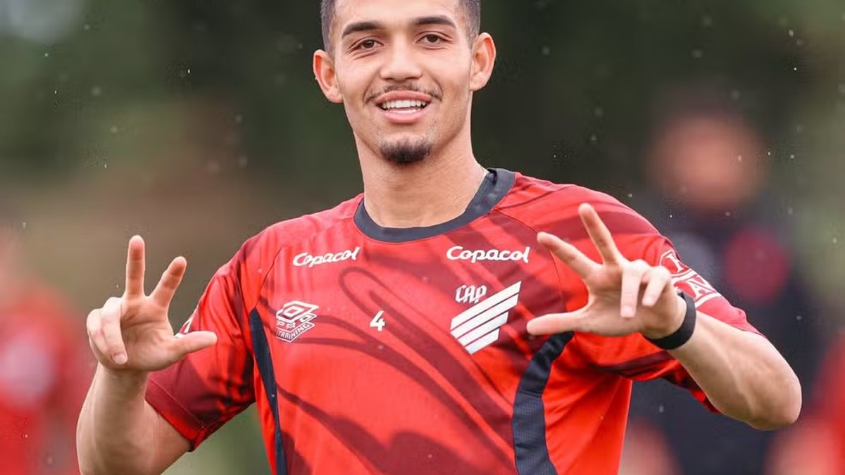 Arthur Dias retorna ao Athletico após estreia na Seleção e reforça time contra o Atlético-MG