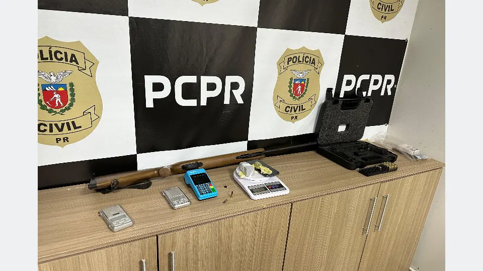 Materiais apreendidos pela Polícia Civil durante operação contra o tráfico de drogas no Sudoeste do Paraná em outubro de 2026.