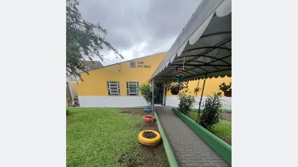 Retomada das atividades no CMEI São Braz, em Curitiba, com acolhimento da comunidade escolar após ocorrência envolvendo 13 crianças.