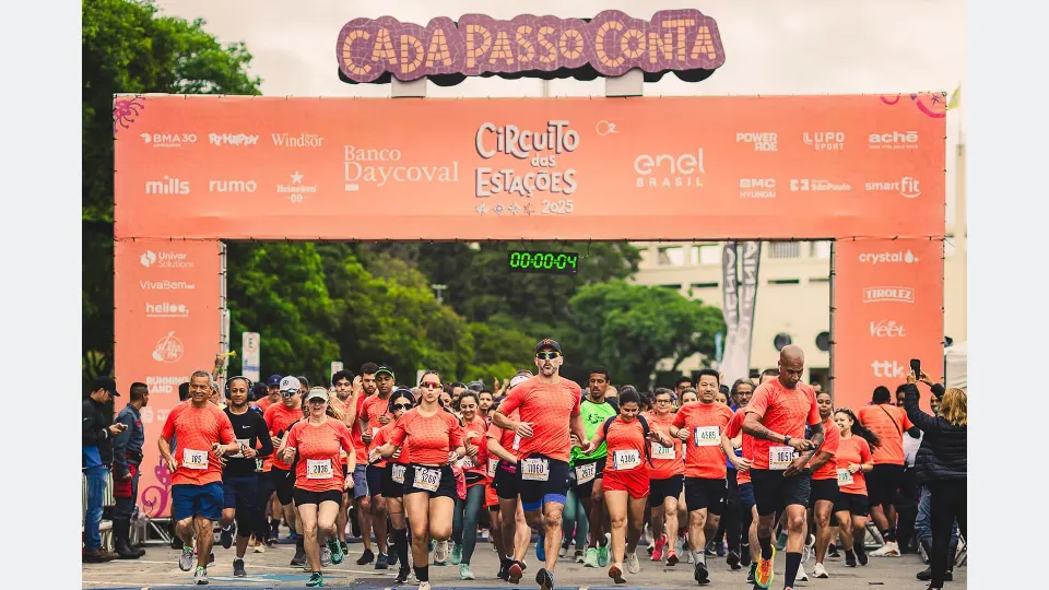 Grupo de corredores participa da largada de uma edição anterior do Circuito das Estações.