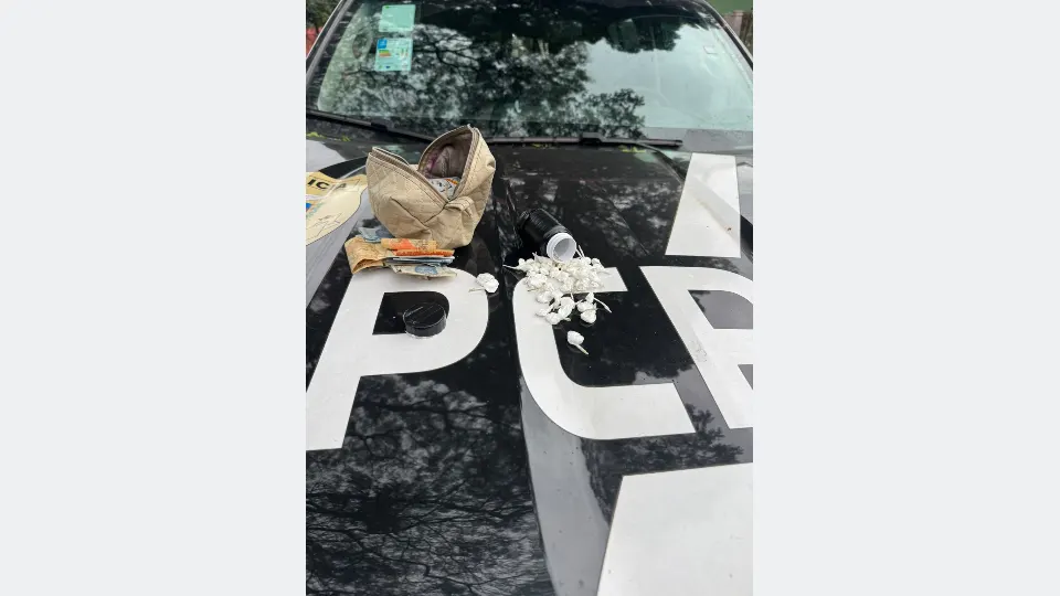 Registro fotográfico oficial da operação policial realizada em Arapongas, no Paraná, em 28 de outubro de 2026, que resultou na prisão de 13 pessoas.