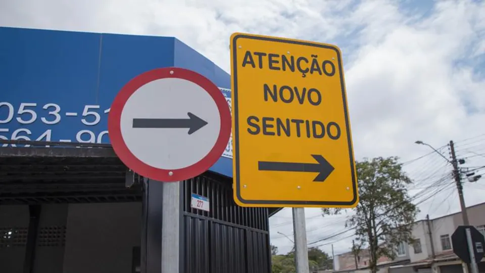 Placas de trânsito indicam novo sentido de circulação em via do bairro Atuba, em Curitiba, onde a Rua Rio Jari terá mão única entre as ruas Rio Tietê e Rio Pelotas.