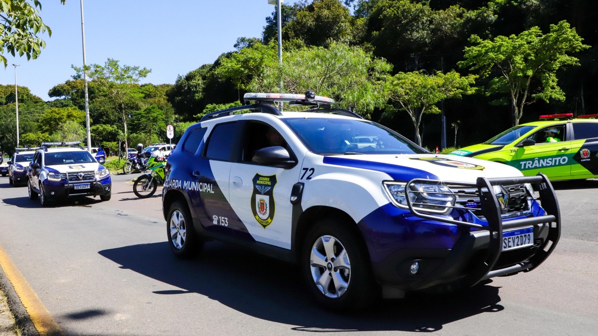 Viaturas da Guarda Municipal de Curitiba circulam por uma via da capital paranaense.