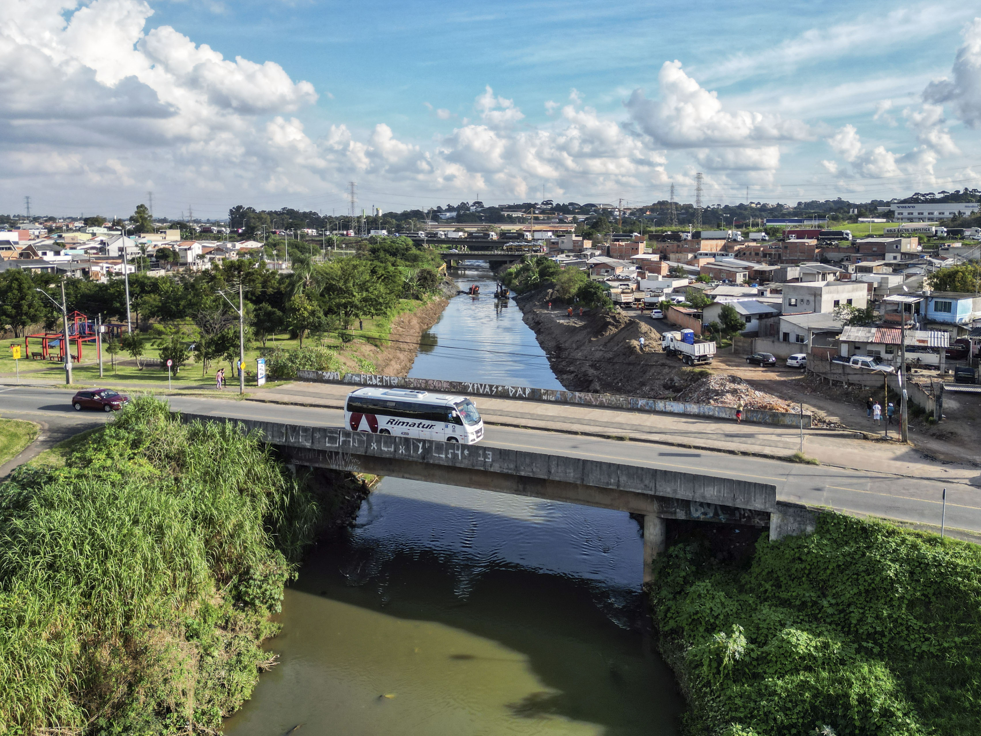 Rio Barigui na Cidade Industrial de Curitiba durante serviço de manutenção e regularização das margens.
