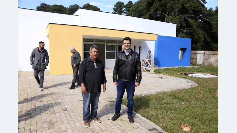 Fachada do CMEI Vila Verde II na CIC, em Curitiba, fotografada antes da reforma contratada em 2025.