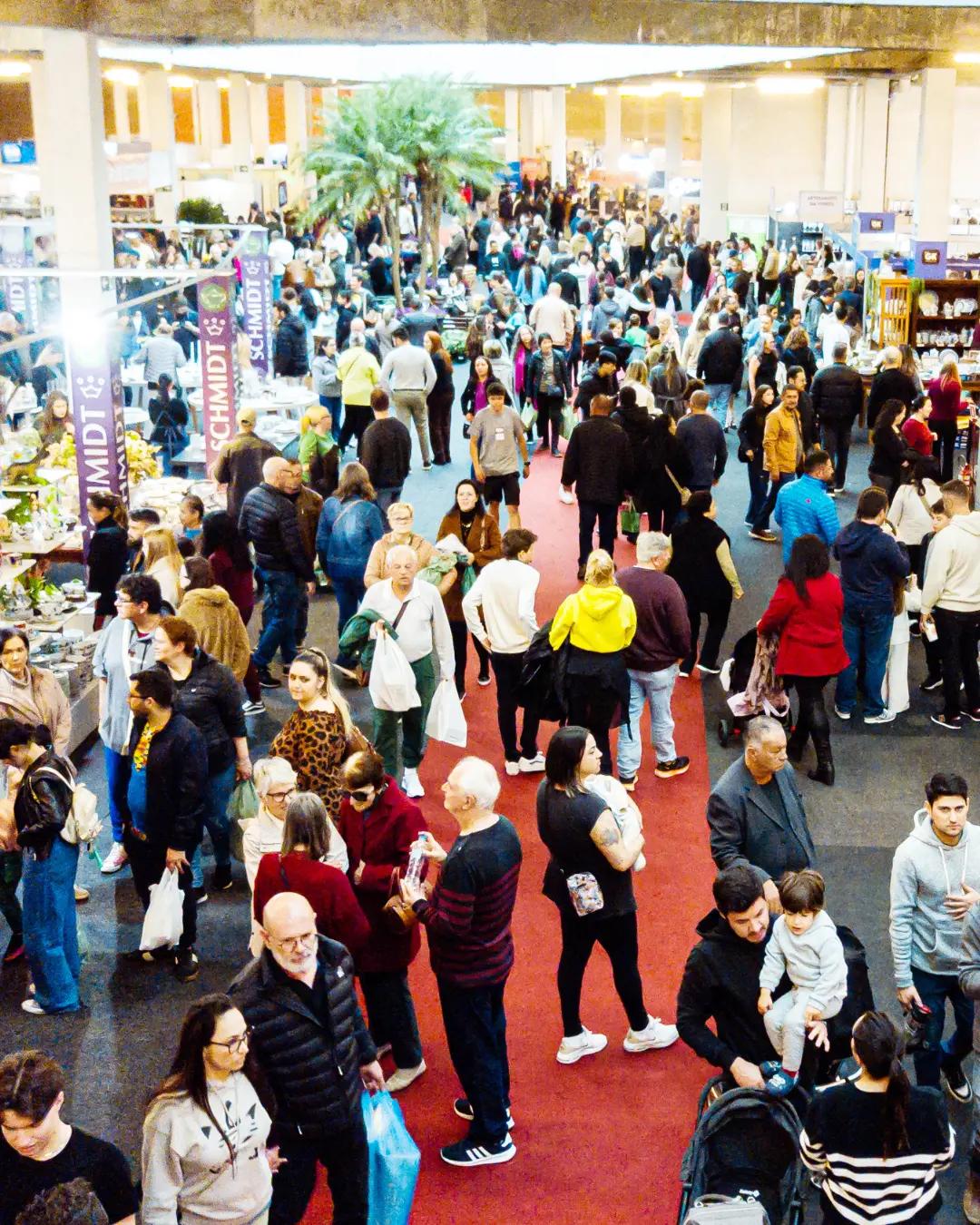 Visitantes circulam entre estandes da Feira da Louça de Campo Largo