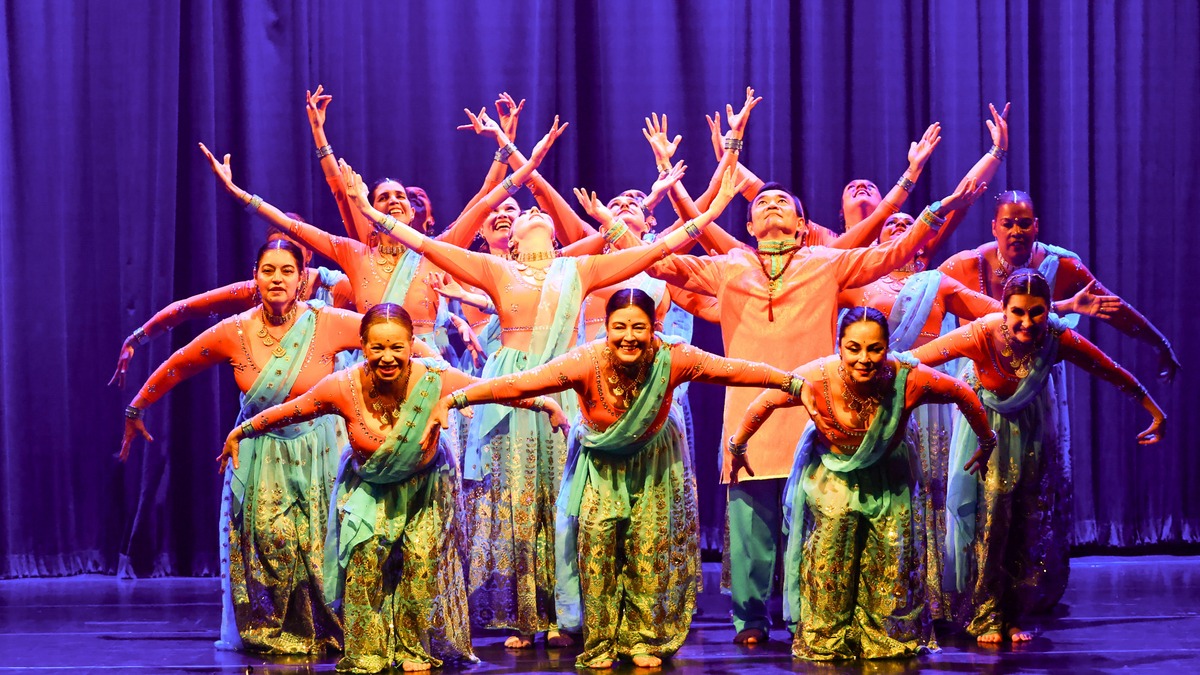 Grupo de bailarinos se apresenta no palco durante programação do Festival Nacional de Dança Madura.