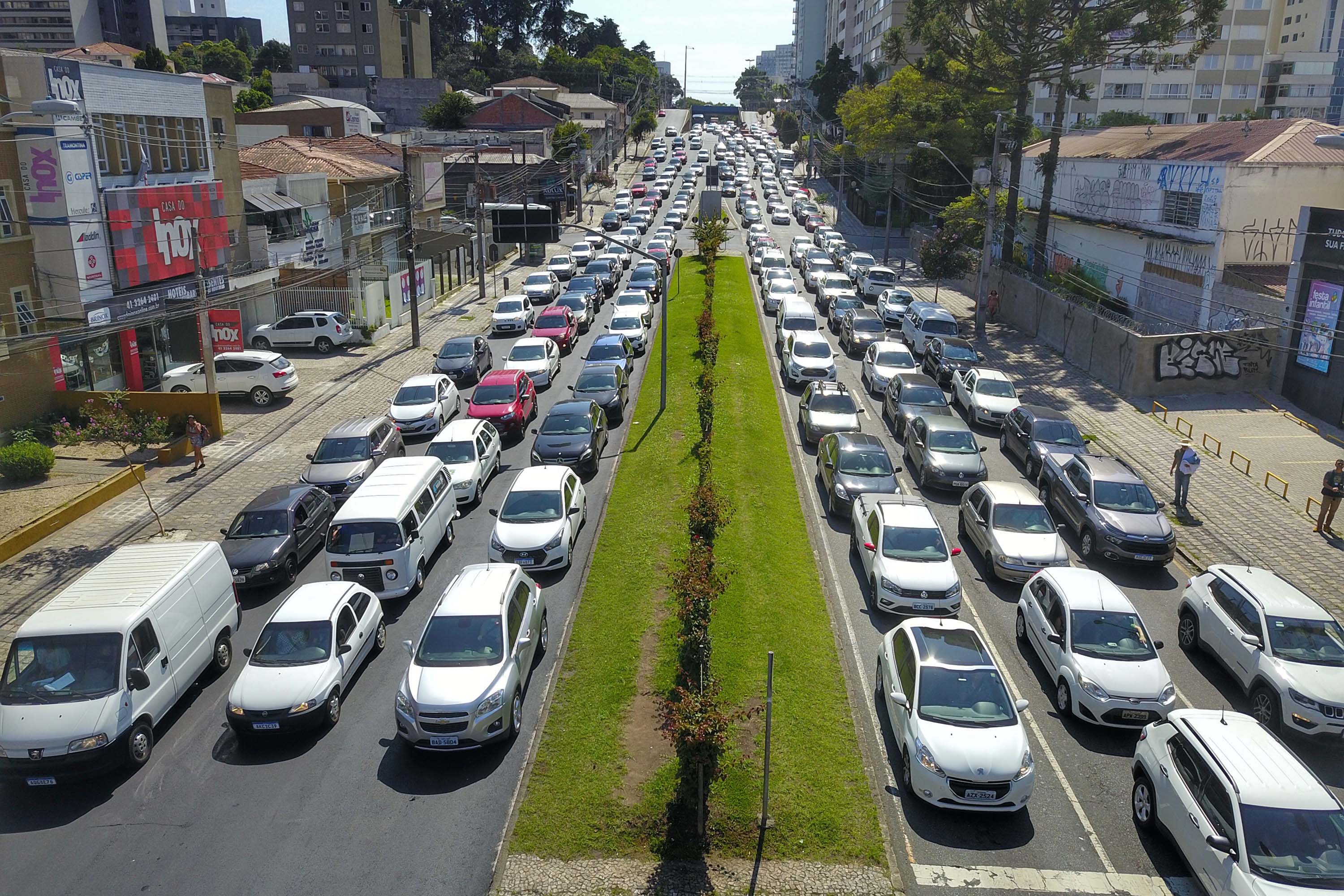 Imagem de divulgação do Detran-PR sobre os prazos de pagamento do licenciamento anual de veículos de 2026 no Paraná.