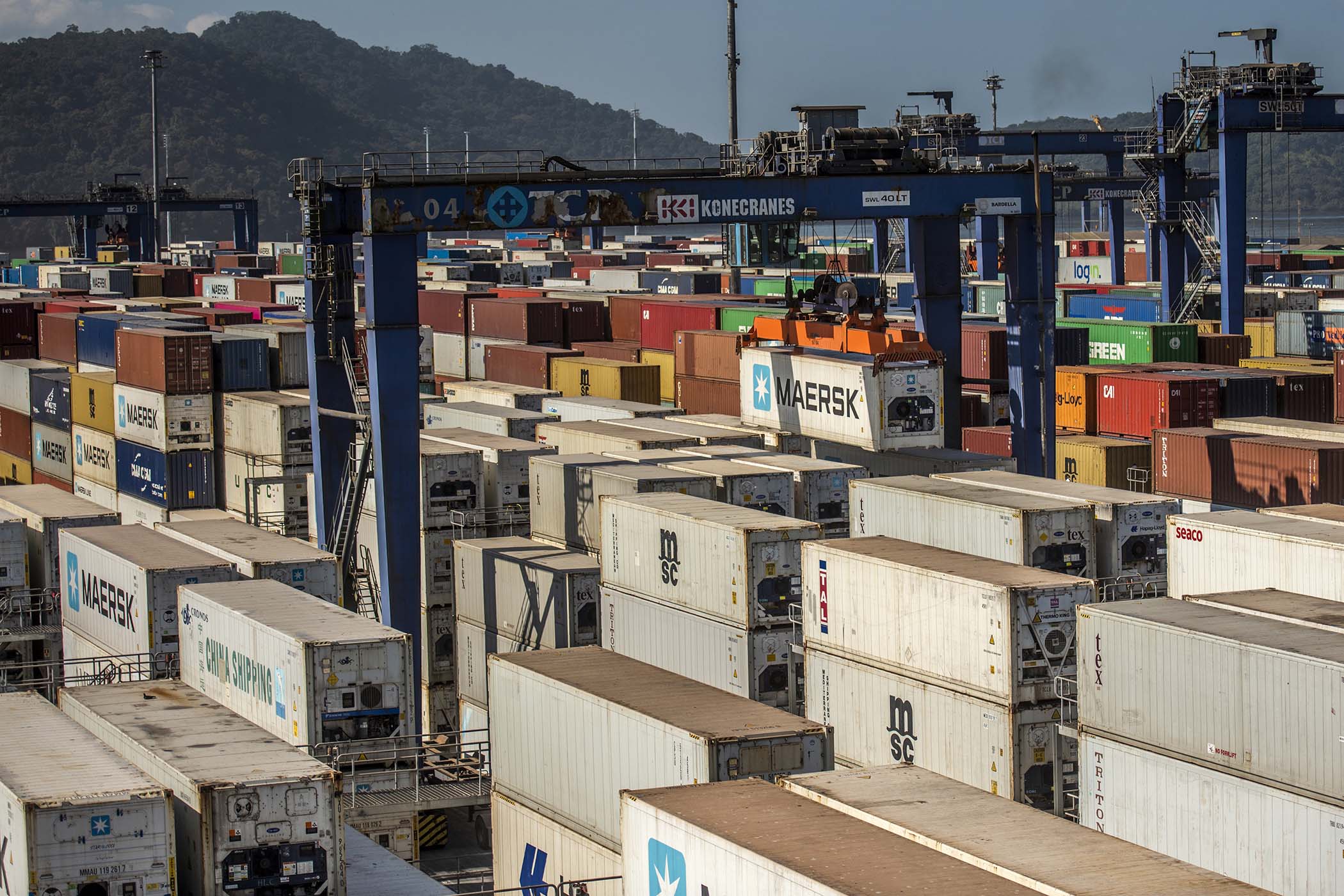 Contêineres no Porto de Paranaguá utilizados no transporte de produtos destinados à exportação.