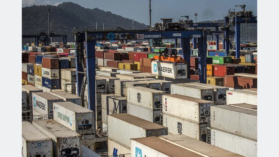 Contêineres no Porto de Paranaguá utilizados no transporte de produtos destinados à exportação.