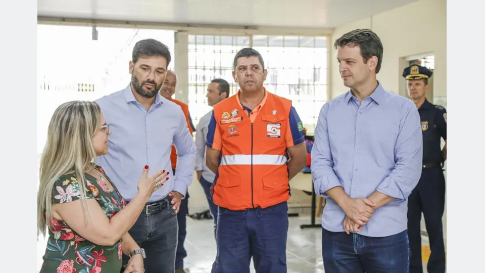Escola Municipal Dario Vellozo alagada na CIC após chuva forte em Curitiba, com transferência de local de votação para o CMEI Hugo Peretti.