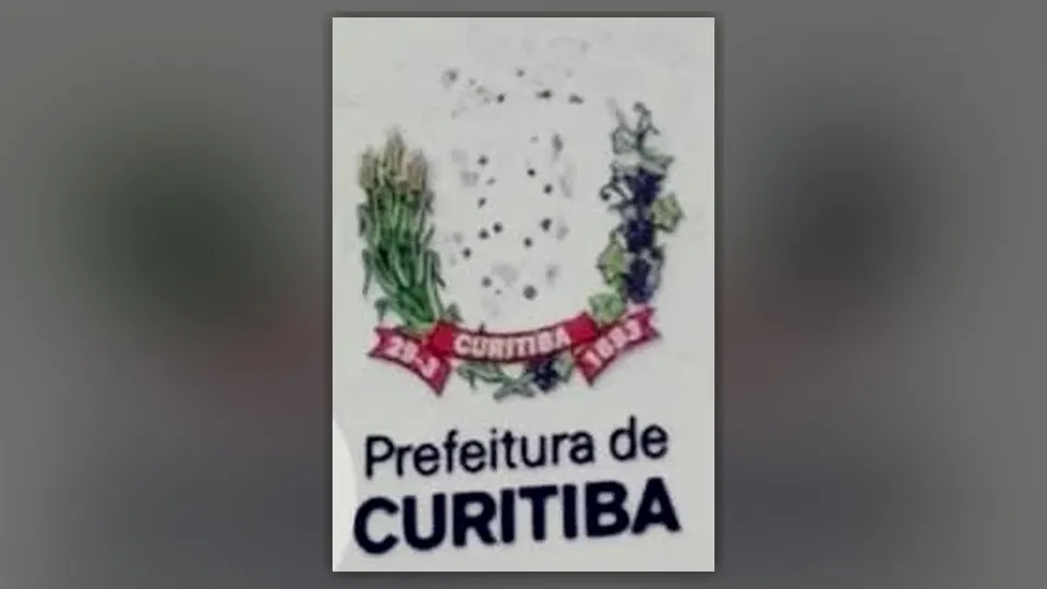 Brasão incompleto da Prefeitura de Curitiba instalado na Rua da Cidadania da CIC.