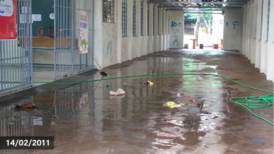 Corredor da Escola Dario Vellozo, na Cidade Industrial de Curitiba, com água acumulada no piso em registro histórico de 2011.