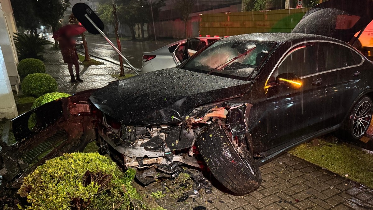Mercedes danificada após acidente de trânsito ocorrido durante a noite no bairro Batel, em Curitiba.