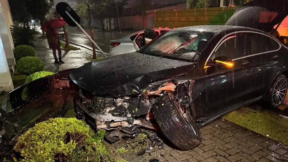 Mercedes danificada após acidente de trânsito ocorrido durante a noite no bairro Batel, em Curitiba.