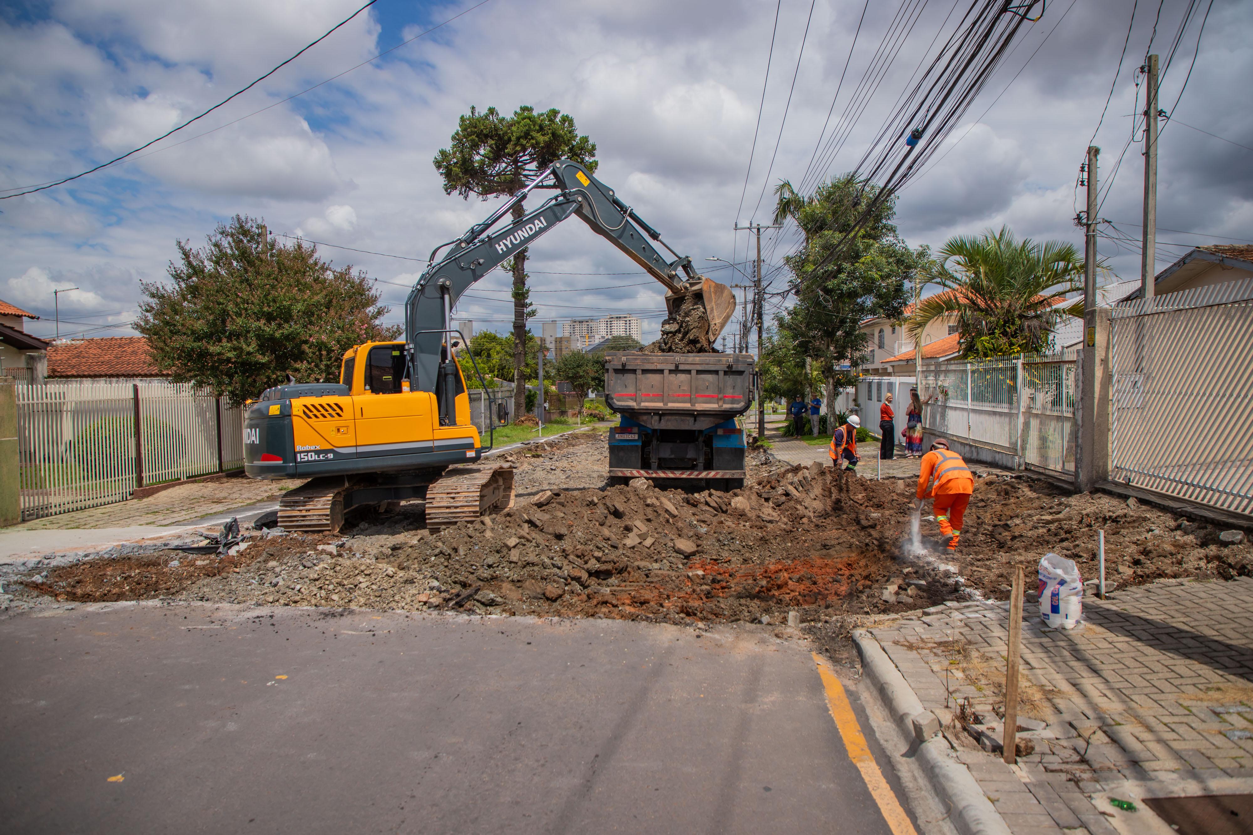 Sinalização de obras da Prefeitura de Curitiba e equipamento de construção em fotografia de arquivo utilizada para ilustrar os bloqueios no Capão Raso.