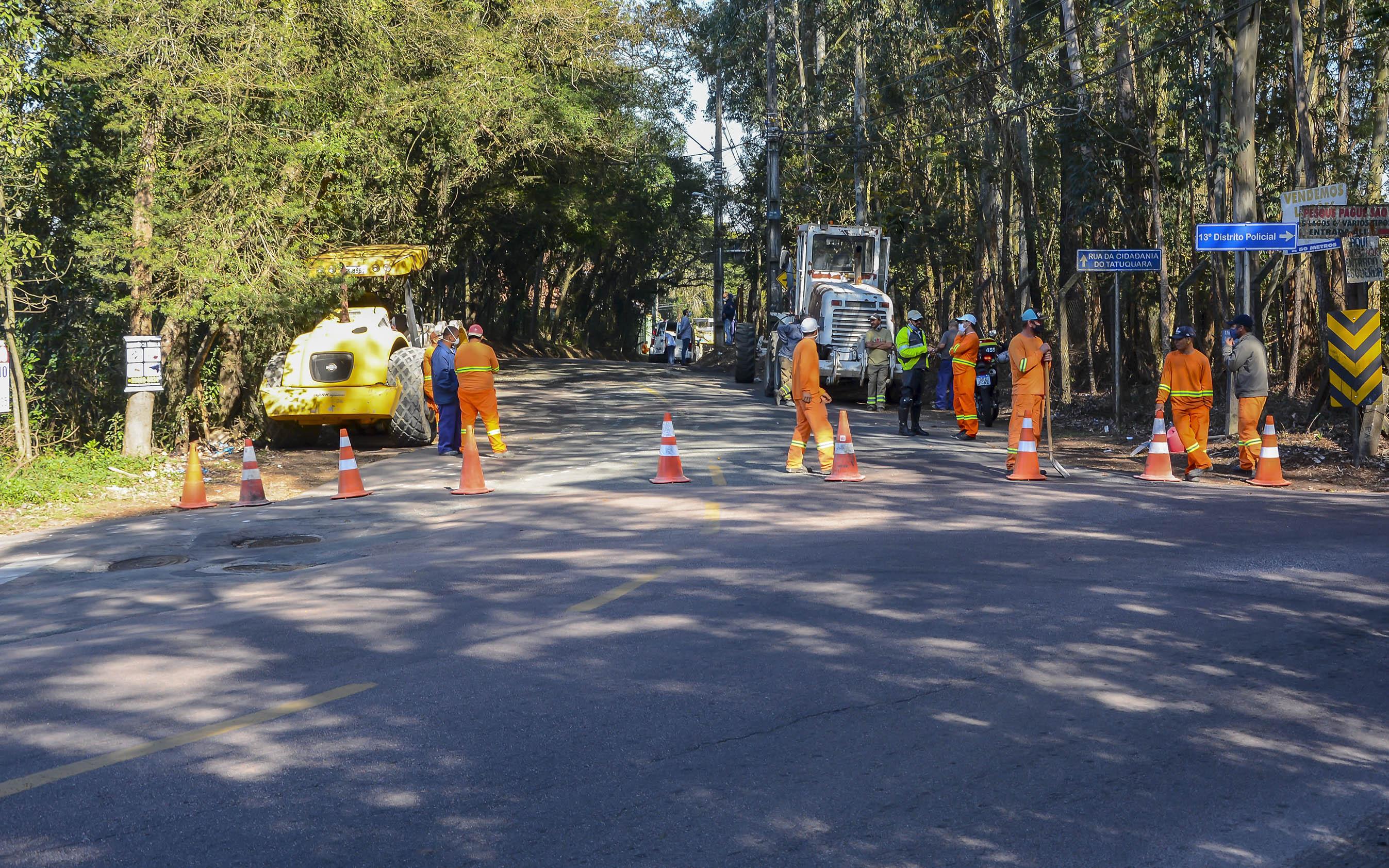Equipes da Prefeitura de Curitiba realizam obras de recuperação do asfalto em ruas da Vila Zanon, no bairro Tatuquara, após mobilização comunitária.