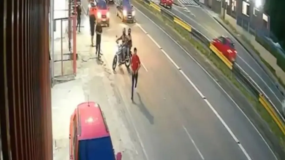 Imagem de câmera de segurança mostra trecho da Avenida das Torres, em Manaus, onde uma criança foi atropelada.
