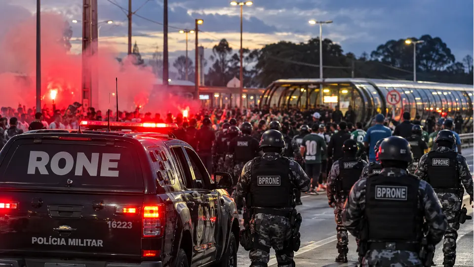 Ilustração de policiais atuando durante confronto entre torcedores próximo a uma estação-tubo em Curitiba.