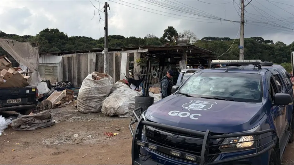 Policiais civis investigam ferro-velho em Cornélio Procópio, onde foram encontradas quatro lixeiras metálicas relacionadas a furtos.