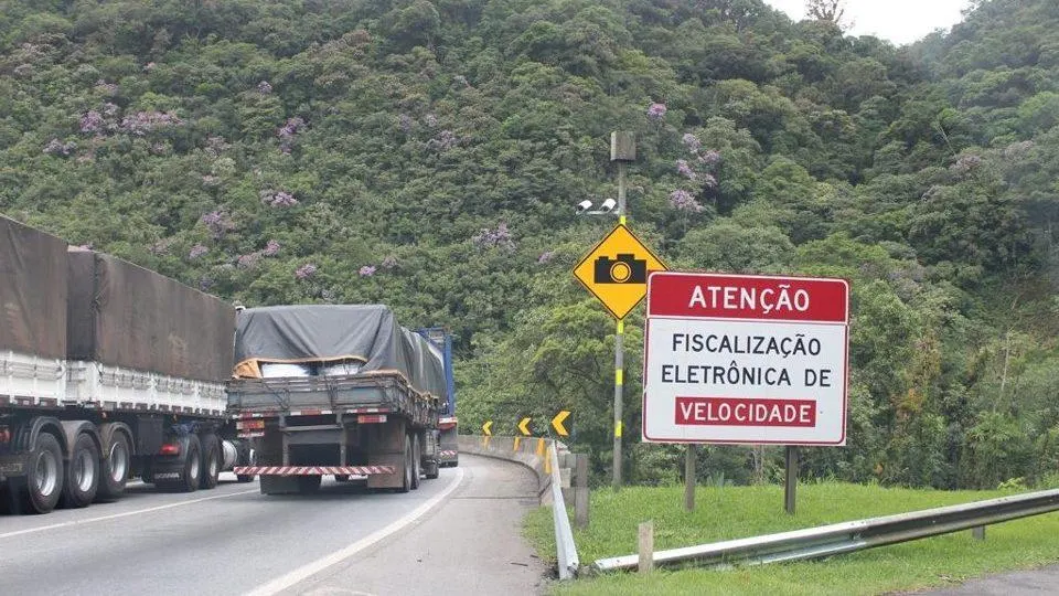 Equipamento de fiscalização eletrônica instalado na BR-376, em São José dos Pinhais, onde novos radares terão limite de 70 km/h.