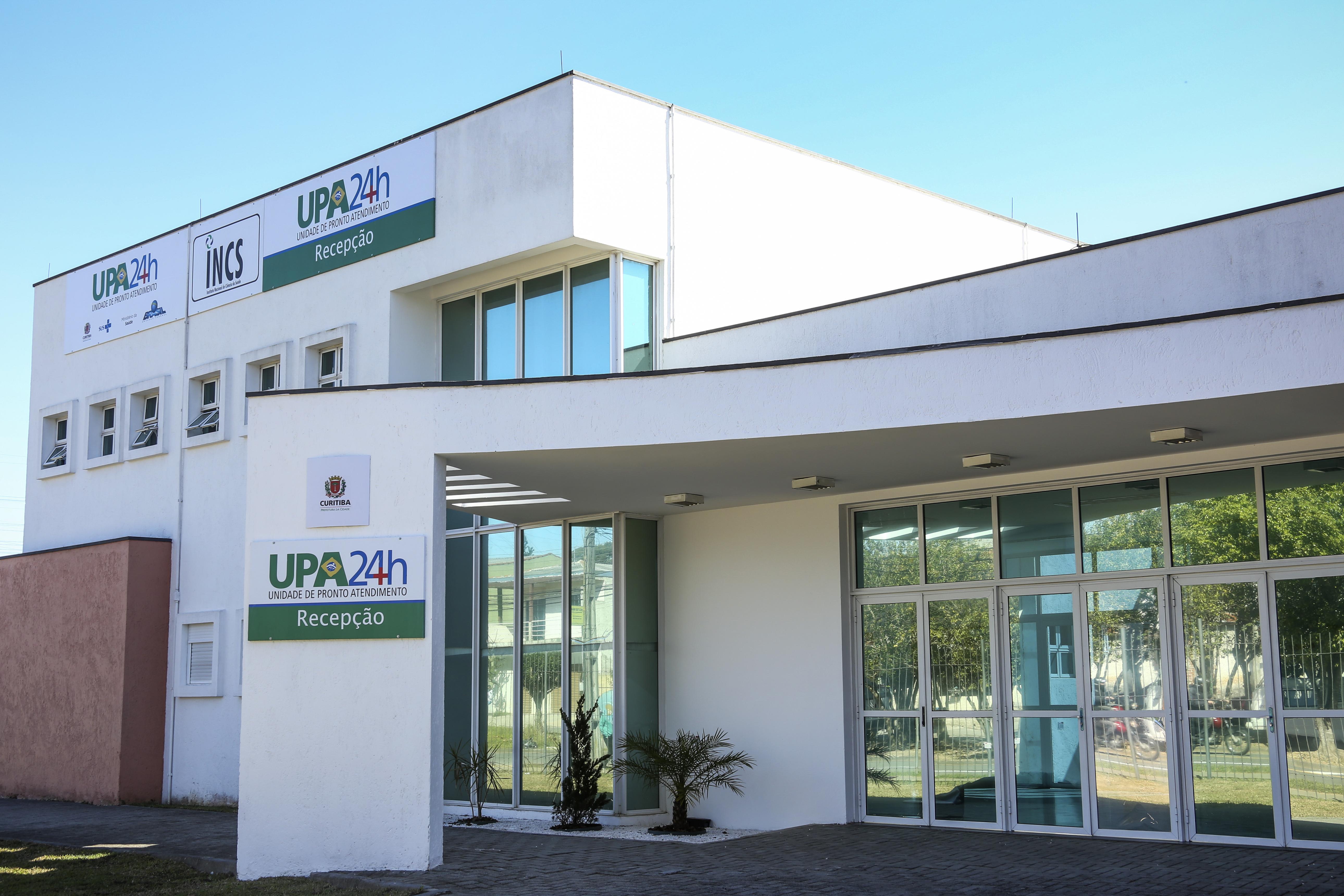Fachada da UPA CIC, na Rua Senador Accioly Filho, em Curitiba, unidade que mantém atendimento de urgência e emergência 24 horas durante o feriado.