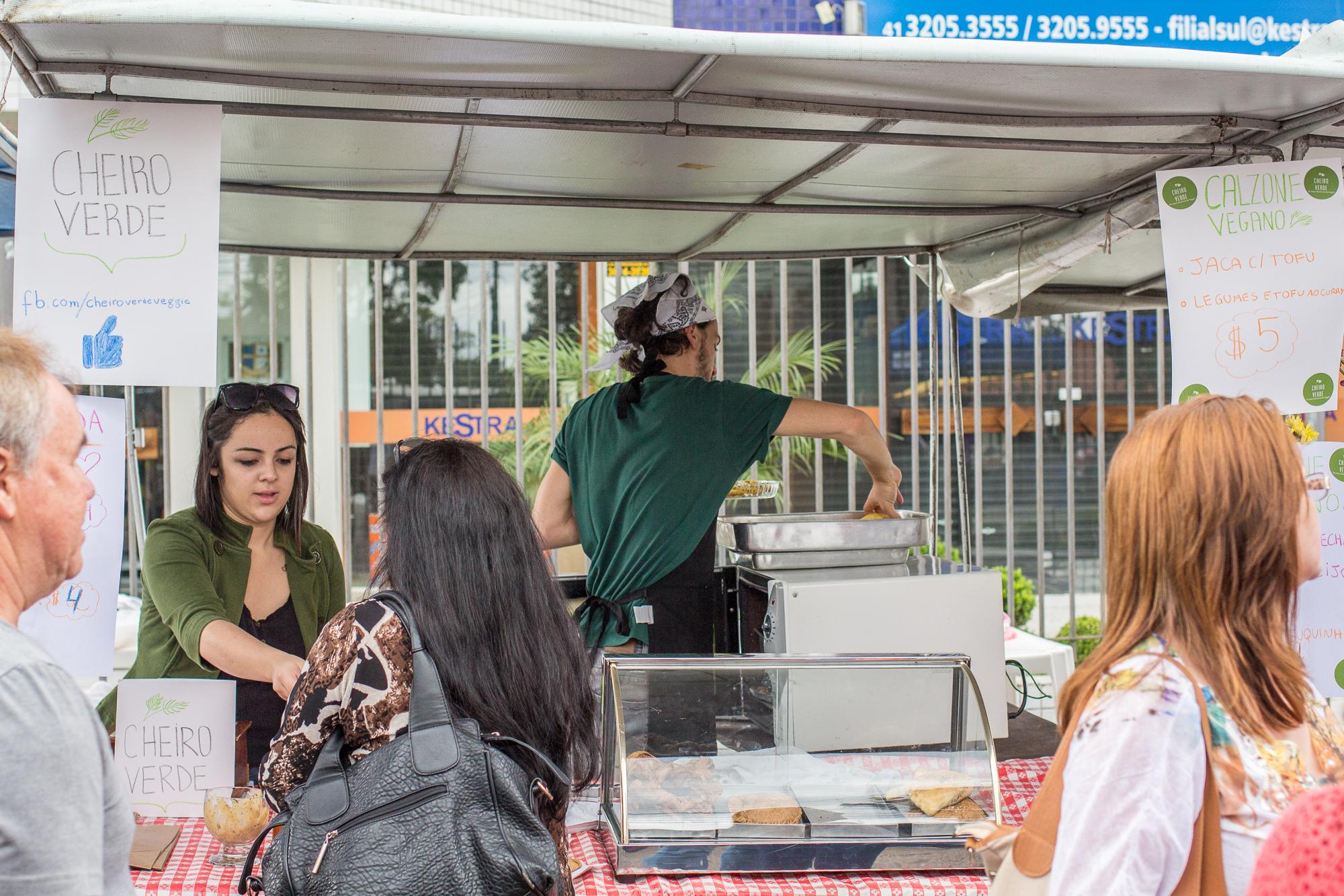 Feira Veg&Tals realiza edição temática de Halloween em Curitiba, com opções de gastronomia vegana e produtos de pequenos empreendedores.