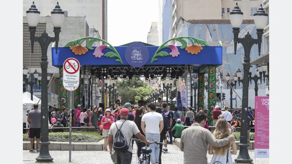 Público diante do palco do Domingo no Centro na Rua XV de Novembro, em Curitiba.
