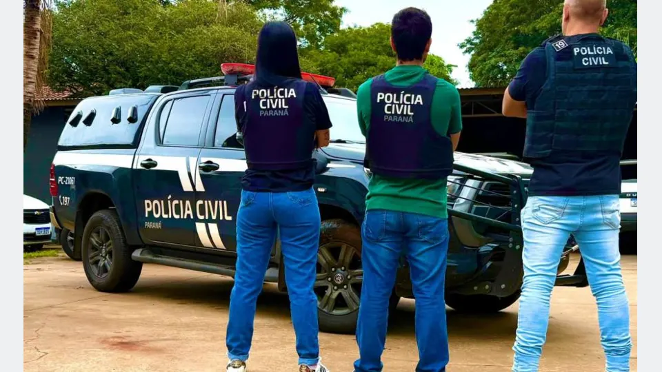 Policiais civis do Paraná próximos a viaturas em imagem institucional utilizada na reportagem sobre investigação de homicídios em Cianorte.