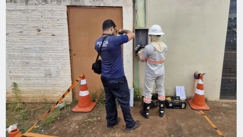 Poste com fiação elétrica fotografado pela Polícia Civil em investigação sobre ligação clandestina de energia em Piraquara.