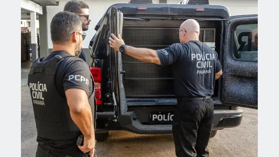 Policiais civis do Paraná ao lado de viatura policial durante atividade operacional.